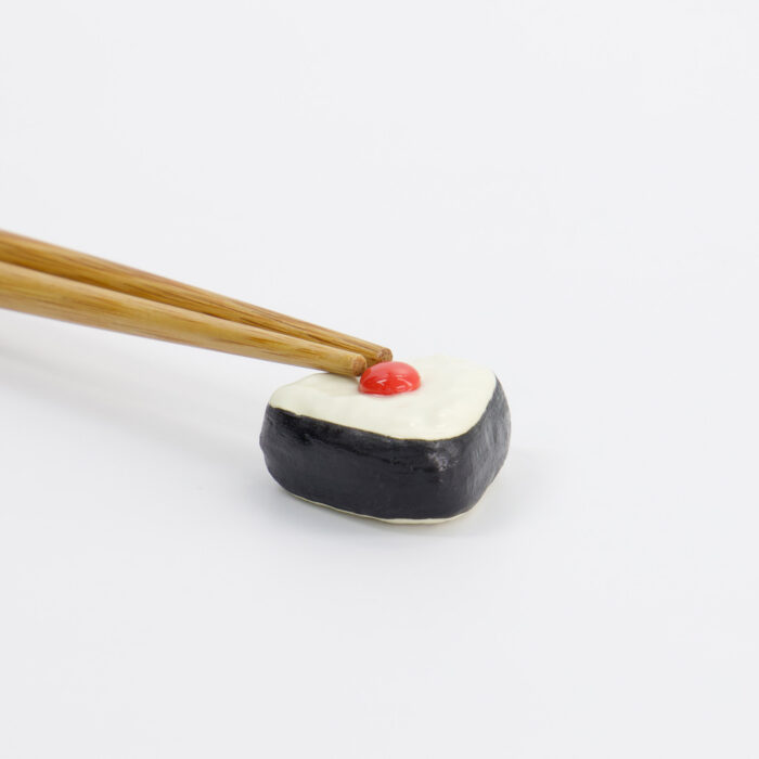 Tokyo Design Studio – Kawaii – Chopstick Rest – Ume Onigiri – 3,5 x 3,5 x 1,7 cm - Afbeelding 2