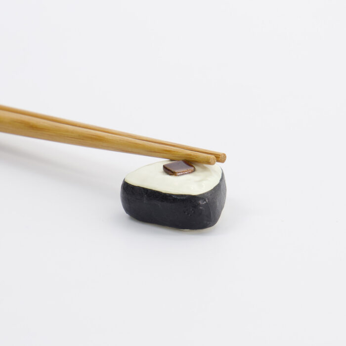 Tokyo Design Studio – Kawaii – Chopstick Rest – Konbu Onigiri – 3,5 x 3,5 x 1,7 cm - Afbeelding 3